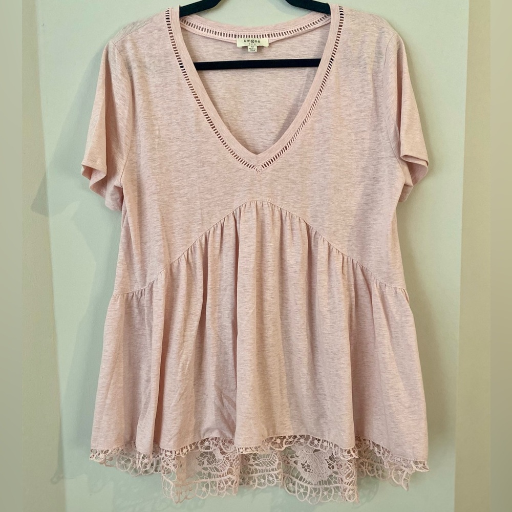 Umgee. Short sleeze pink top with lace detail size Medium (M)